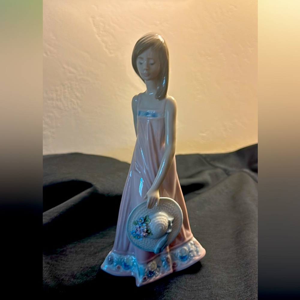 Lladro girl with hat number 5647